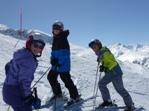 Private ski lessons for kids with Ski Academy in Andermatt; best private ski lessons; enjoy a fun and save learning environment; Ski Camps for Teens; Go with a Pro; Ski Academy Andermatt; Sunshine and Snow